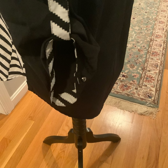 NWOT woman’s black and white top size medium. - Picture 5 of 9